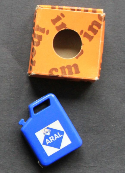 BV Aral Maßband als Reservekanister 1965 in Originalbox (0992)